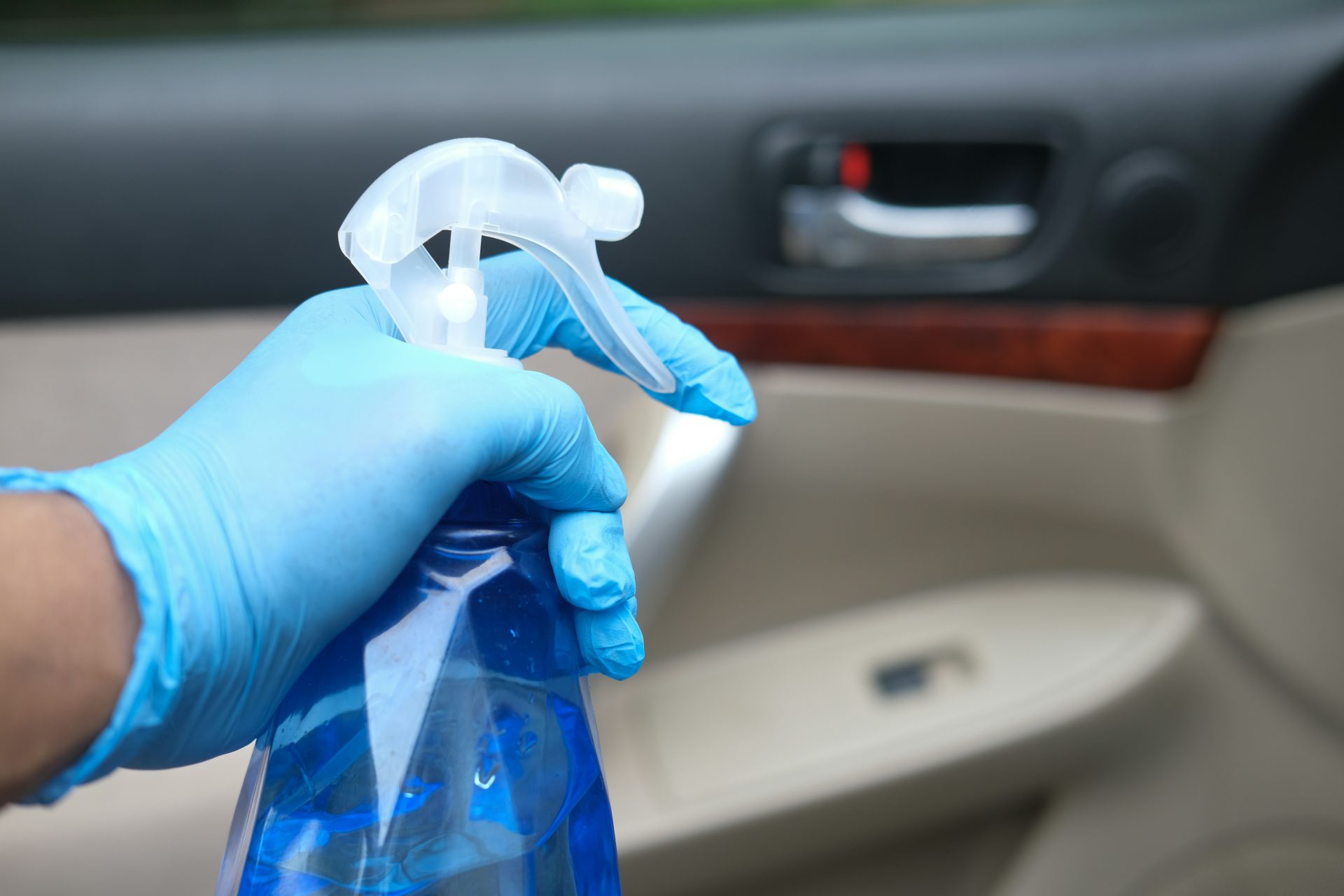 personne tenant un sac en plastique bleu et blanc