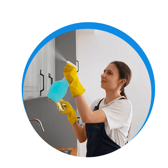Femme nettoyant avec un spray