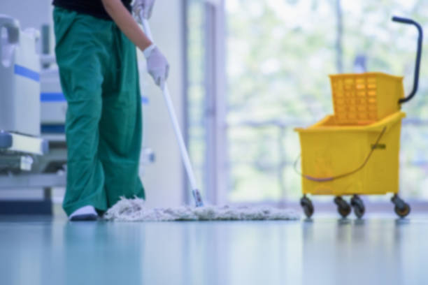 services de soins au sol et de nettoyage avec la serpillière de lavage dans l’usine stérile ou l’hôpital propre. - cleaning service photos et images de collection