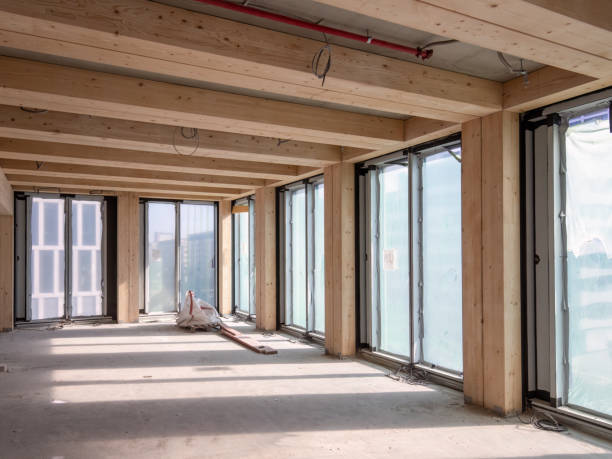 chantier d’un immeuble de bureaux composite bois-béton durable - chantier photos et images de collection