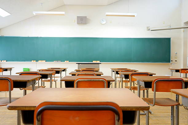 école en configuration salle de classe de l'école japonaise - écoles photos et images de collection
