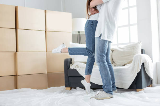 couple heureux le jour de l’emménagement dans leur nouvel appartement - débarasser maison photos et images de collection