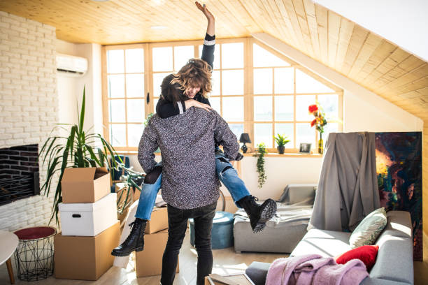 je ne peux pas croire que nous faisons réellement cela - débarasser maison photos et images de collection