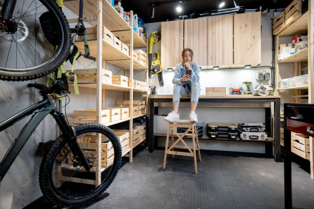 atelier à domicile avec une bricoleuse - garage maison photos et images de collection